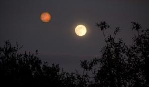 Fake image showing Mars as large as the Moon.