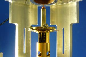 A cryogenic pendulum device for measuring gravity.