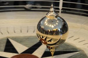 A mirrored Foucault Pendulum.